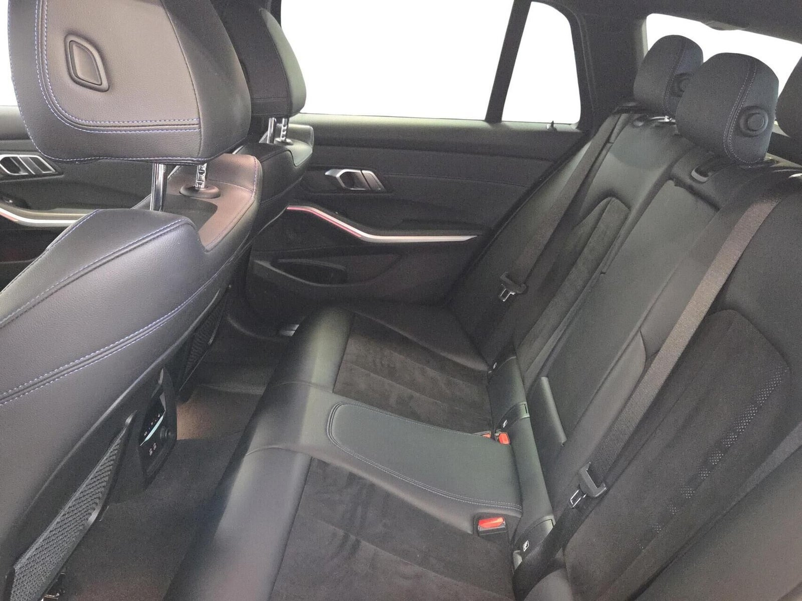 Sort BMW 330i fra 2020