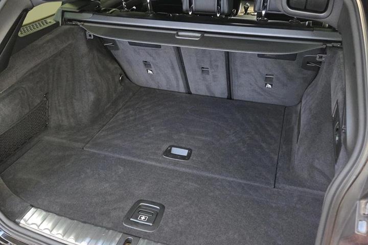 Sort BMW 330i fra 2020