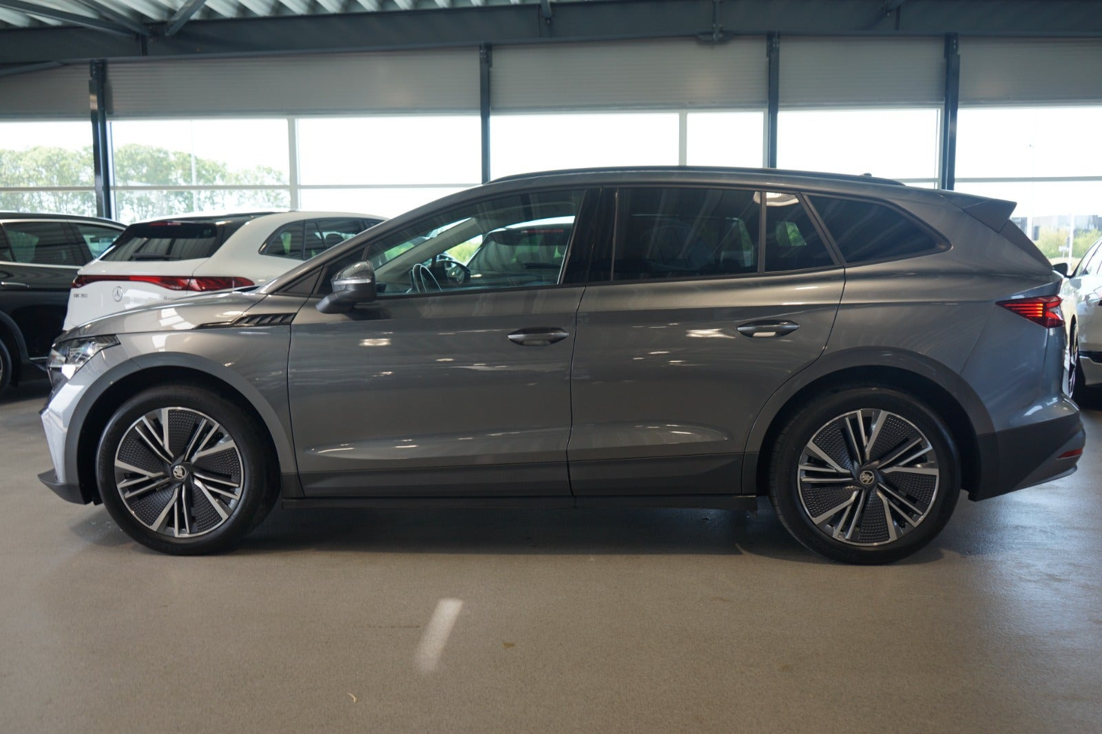 Grå Skoda Enyaq fra 2023