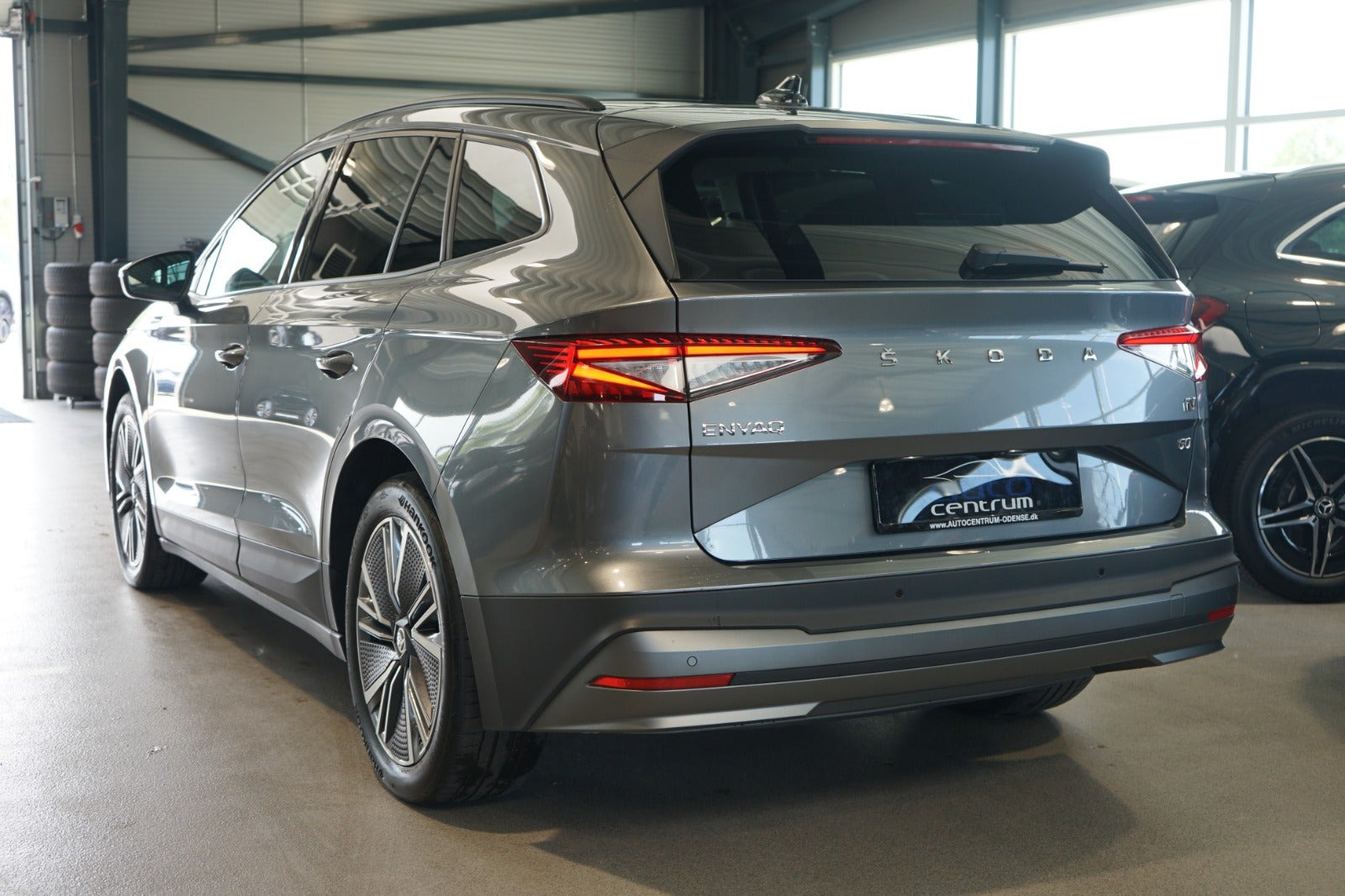 Grå Skoda Enyaq fra 2023