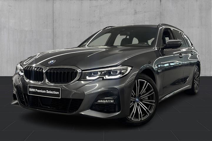 Grå BMW 330e fra 2022 set udefra