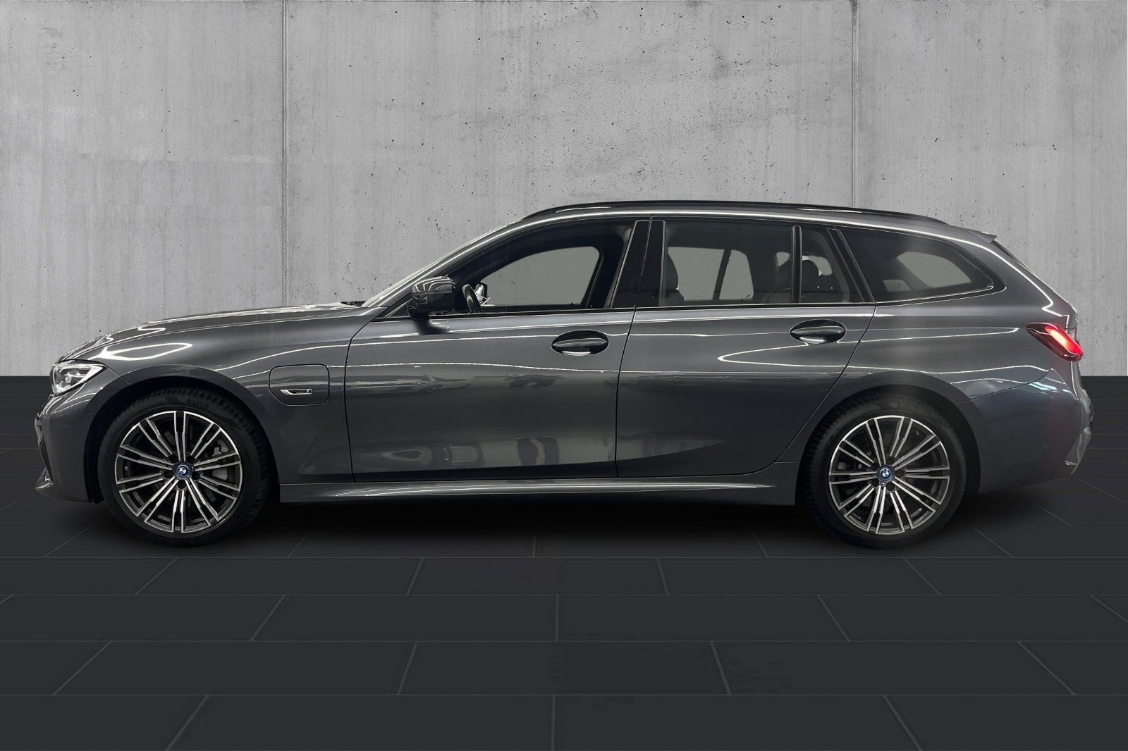Grå BMW 330e fra 2022