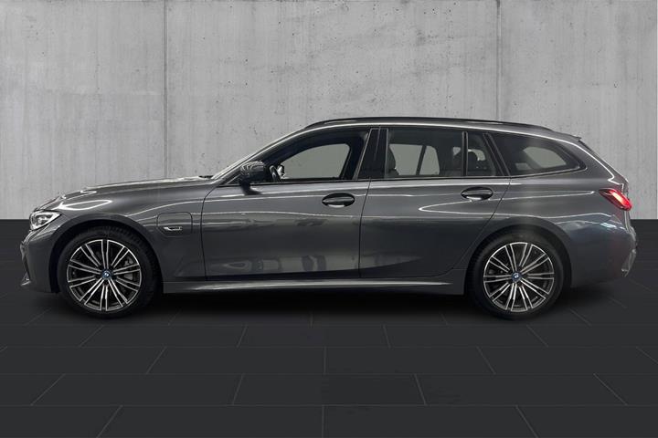 Grå BMW 330e fra 2022