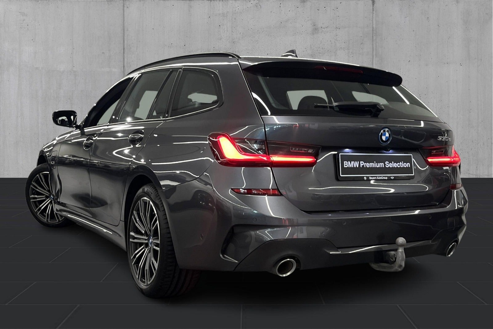 Grå BMW 330e fra 2022