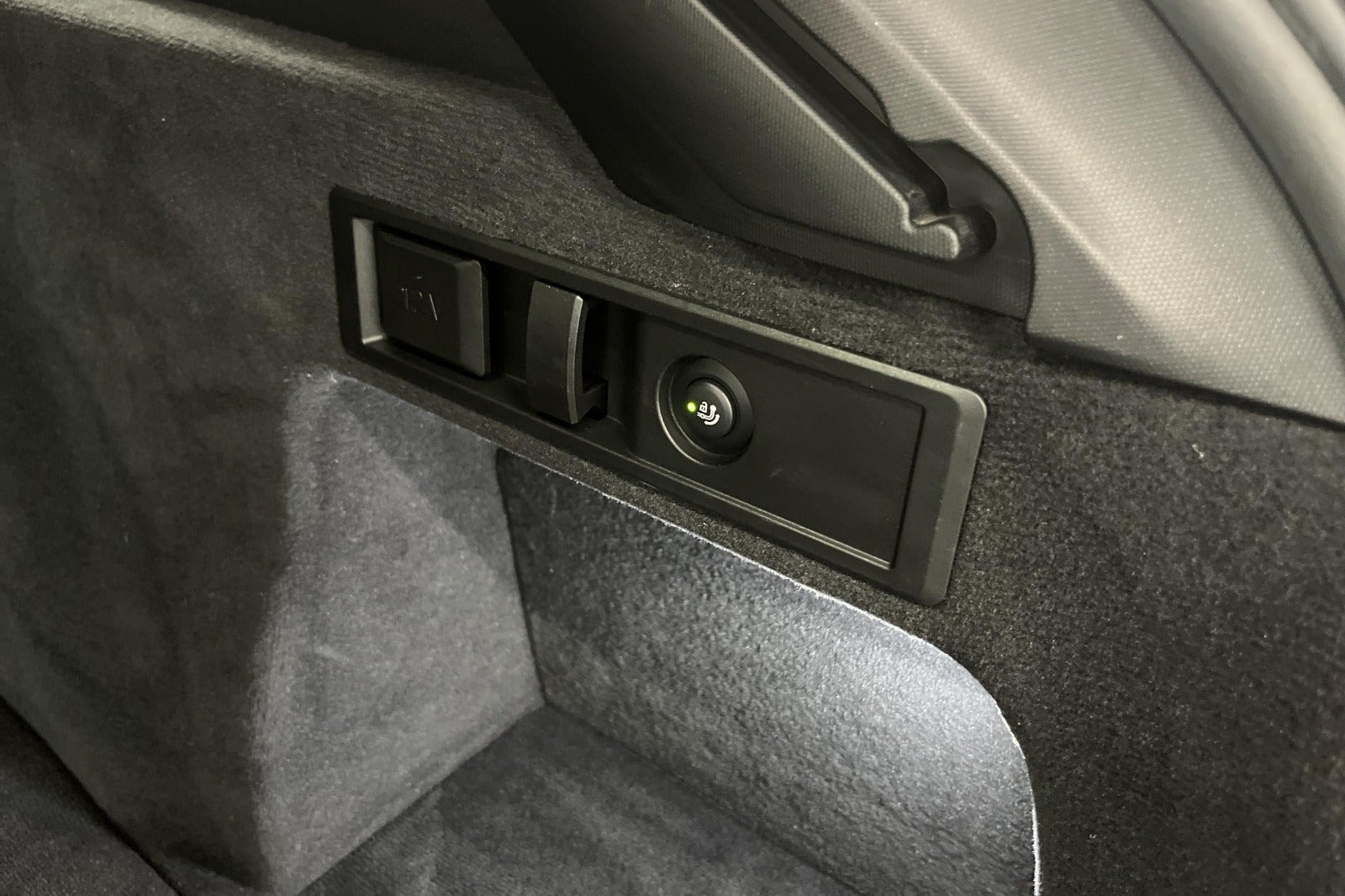 Grå BMW 330e fra 2022