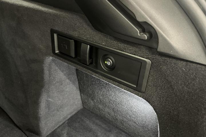 Grå BMW 330e fra 2022