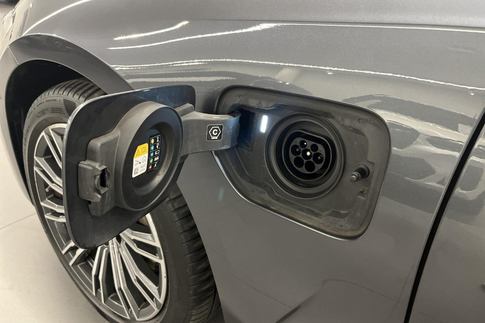 Grå BMW 330e fra 2022