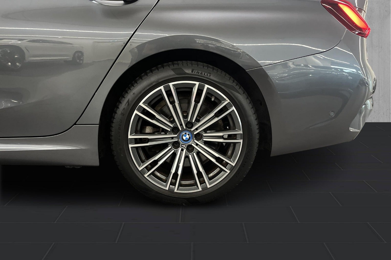 Grå BMW 330e fra 2022
