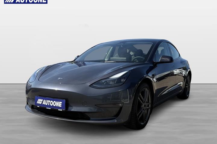 Grå Tesla Model 3 fra 2022