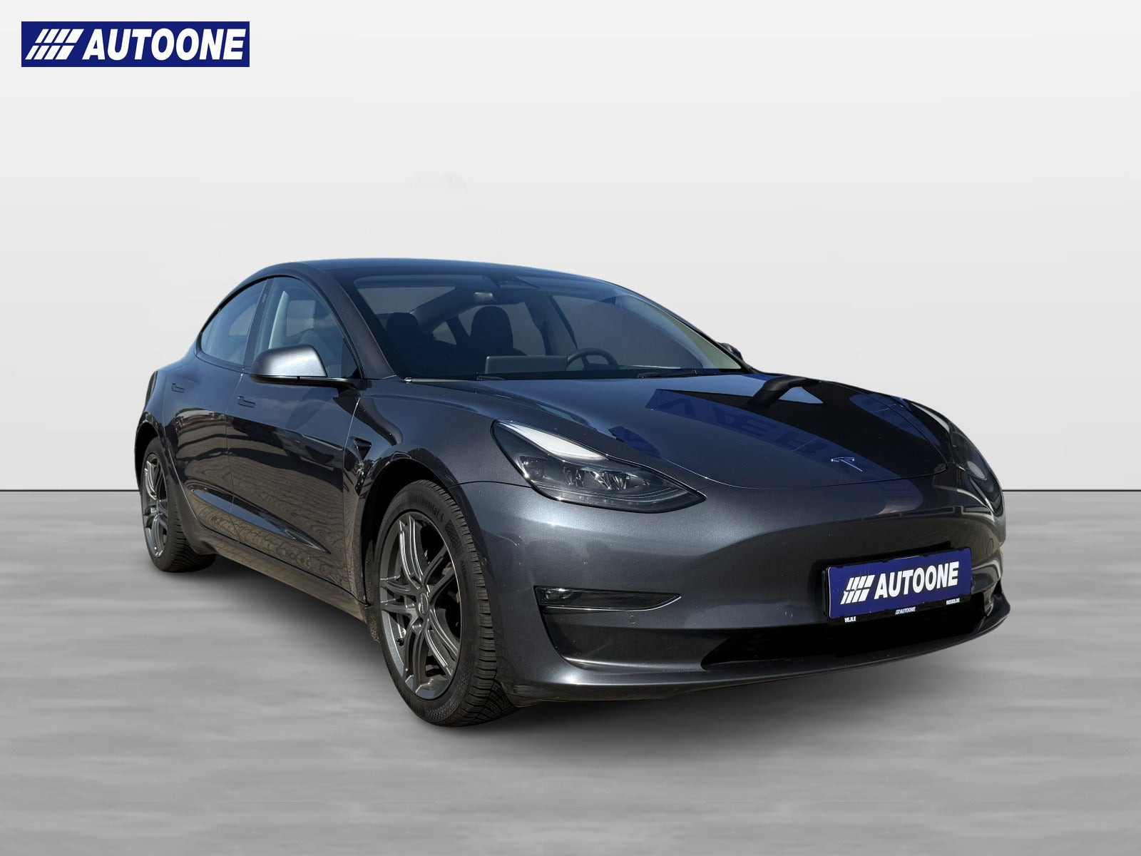 Grå Tesla Model 3 fra 2022