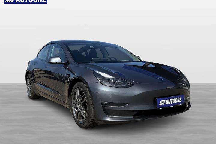 Grå Tesla Model 3 fra 2022
