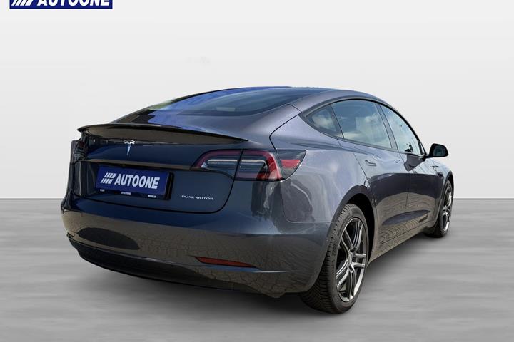 Grå Tesla Model 3 fra 2022