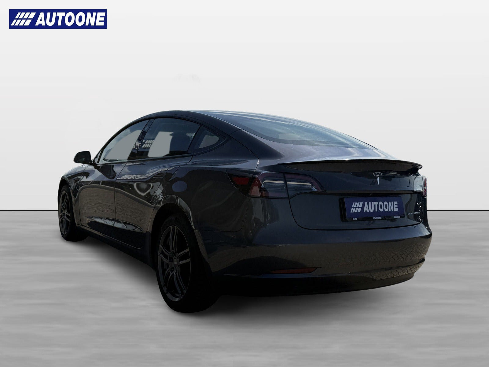 Grå Tesla Model 3 fra 2022