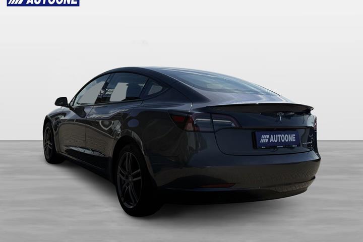 Grå Tesla Model 3 fra 2022