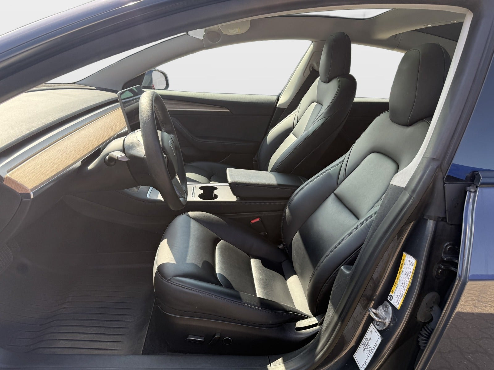 Grå Tesla Model 3 fra 2022