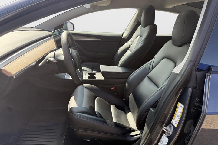 Grå Tesla Model 3 fra 2022