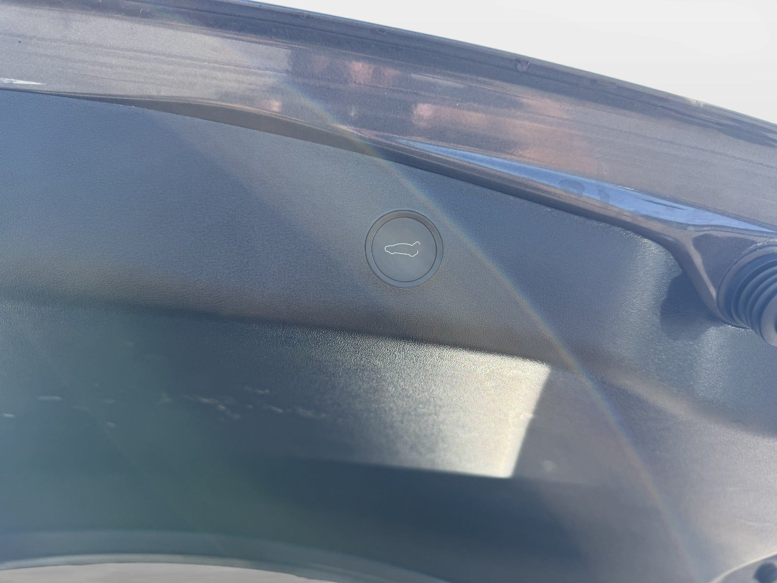 Grå Tesla Model 3 fra 2022