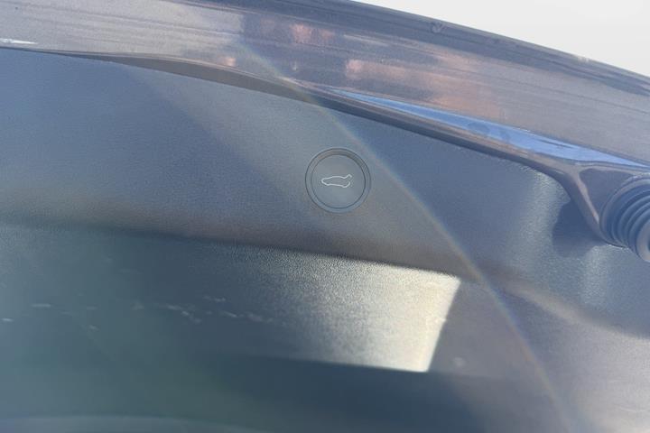 Grå Tesla Model 3 fra 2022