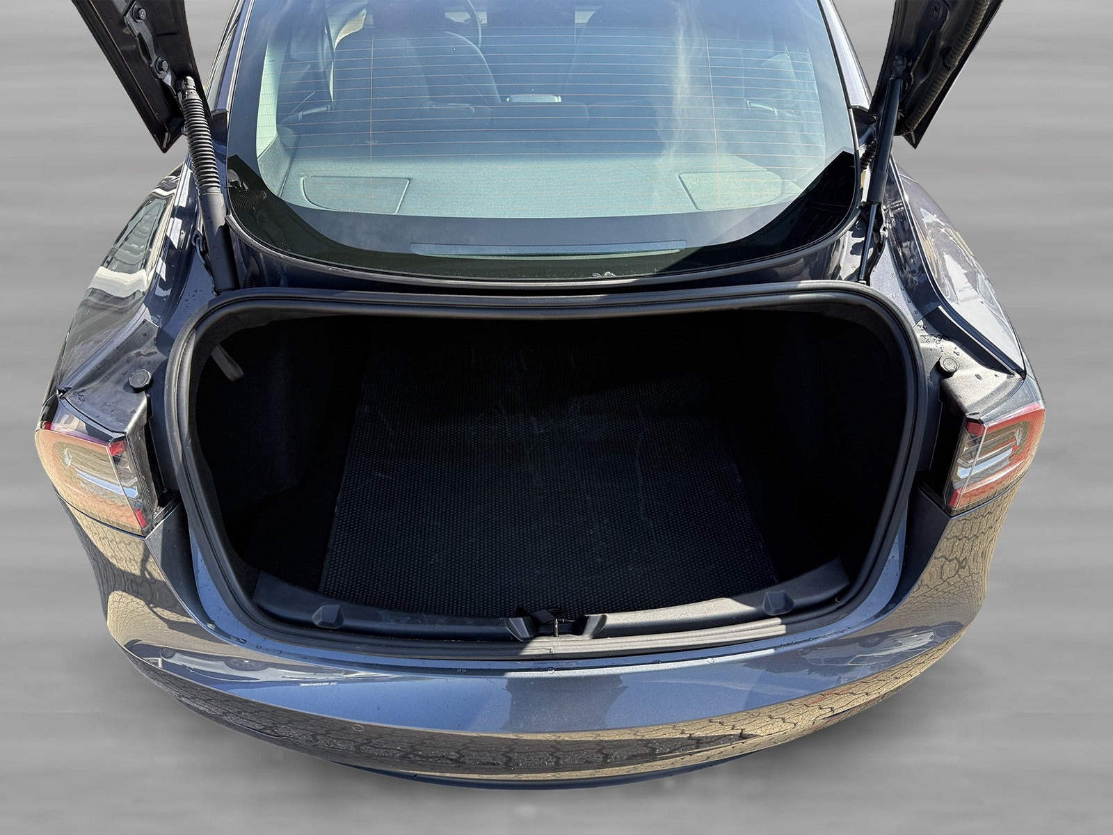 Grå Tesla Model 3 fra 2022