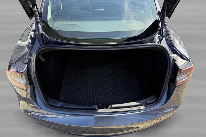 Grå Tesla Model 3 fra 2022