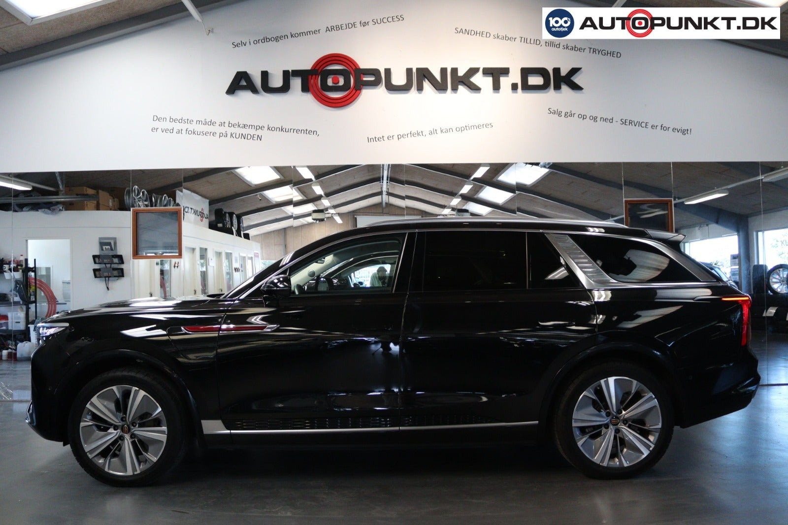 Sort Hongqi E-HS9 fra 2024