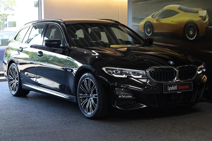Sort BMW 330e fra 2022 set udefra