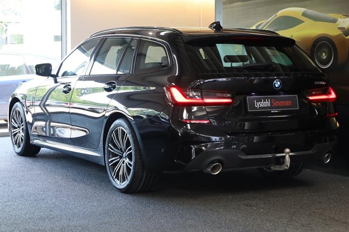 Sort BMW 330e fra 2022