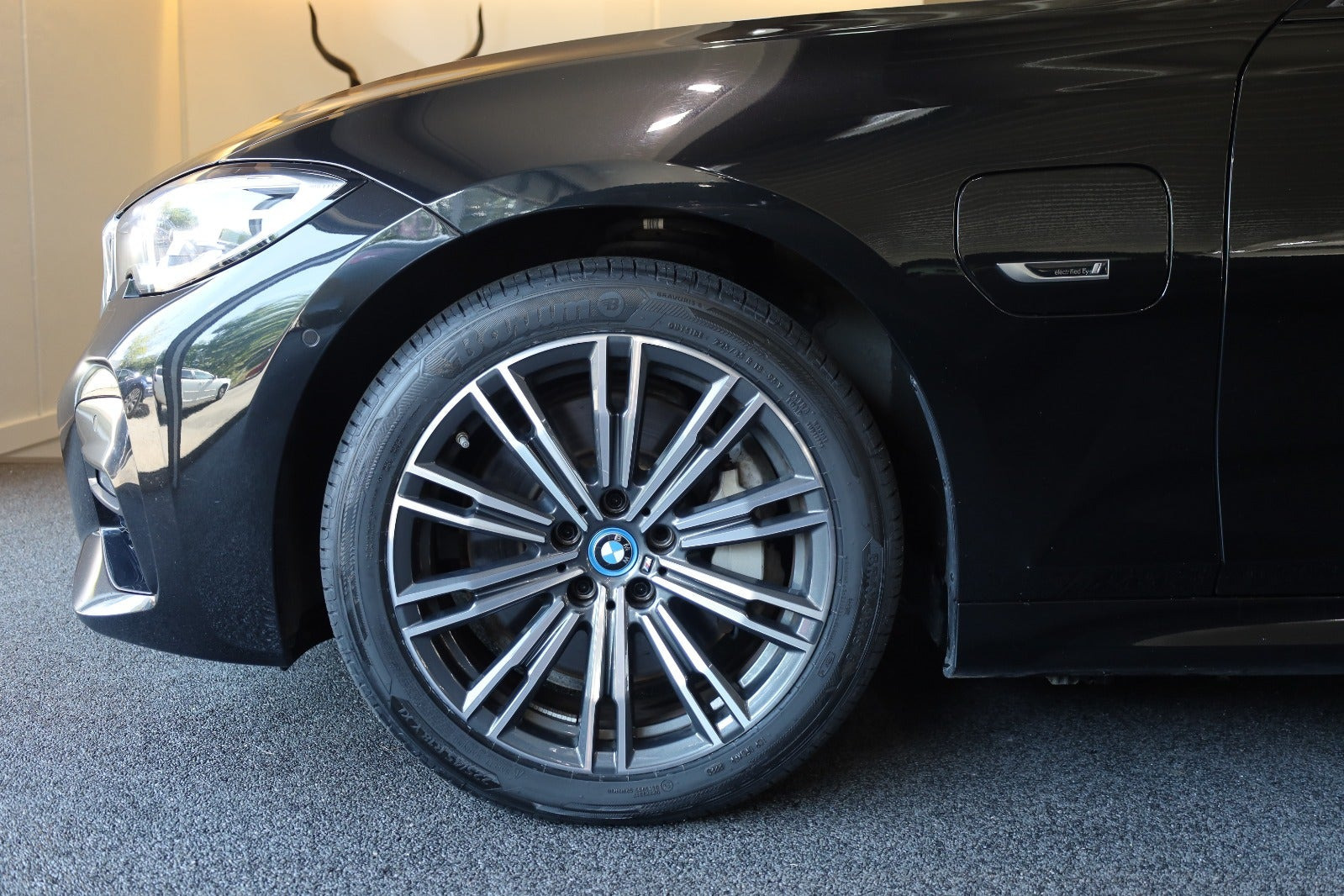 Sort BMW 330e fra 2022