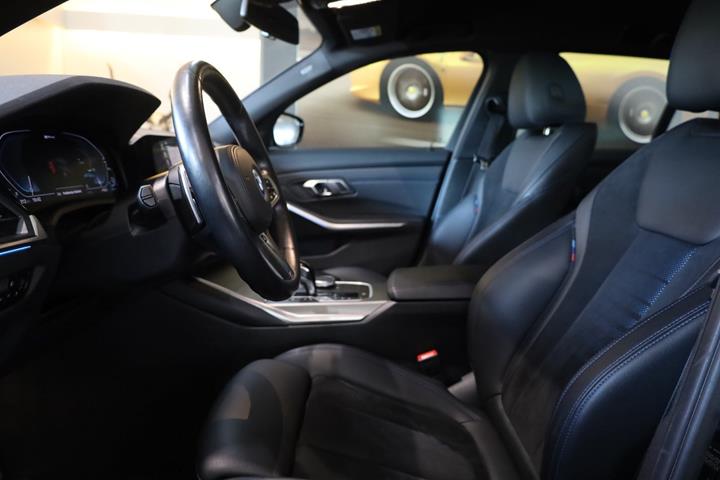 Sort BMW 330e fra 2022