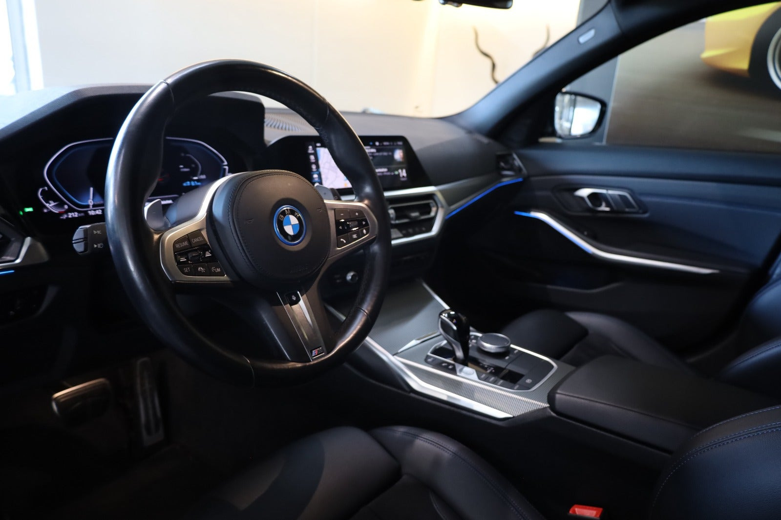 Sort BMW 330e fra 2022