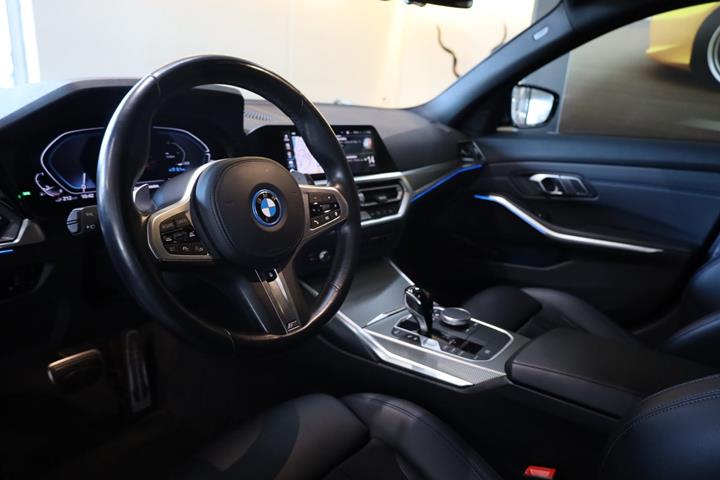 Sort BMW 330e fra 2022