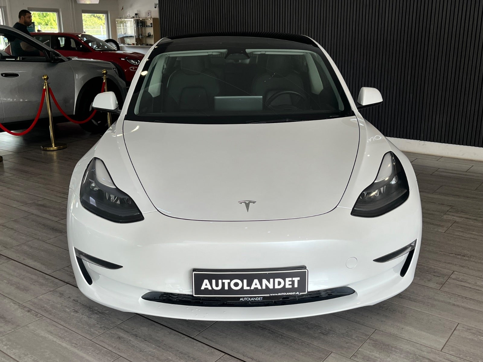 Hvid Tesla Model 3 fra 2023