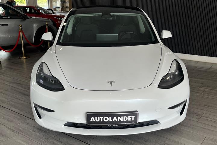 Hvid Tesla Model 3 fra 2023