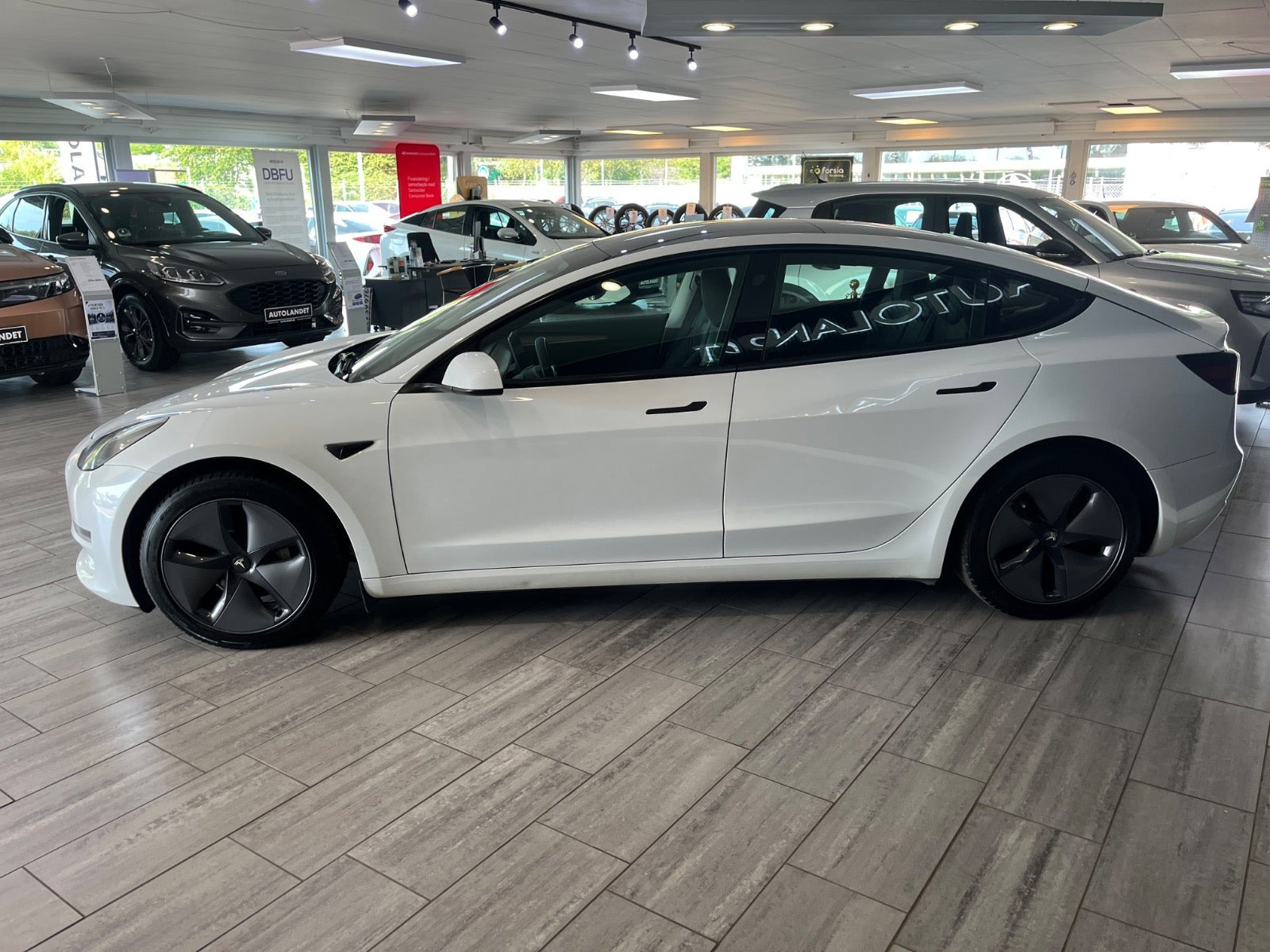 Hvid Tesla Model 3 fra 2023