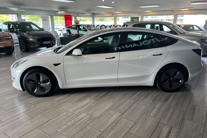 Hvid Tesla Model 3 fra 2023