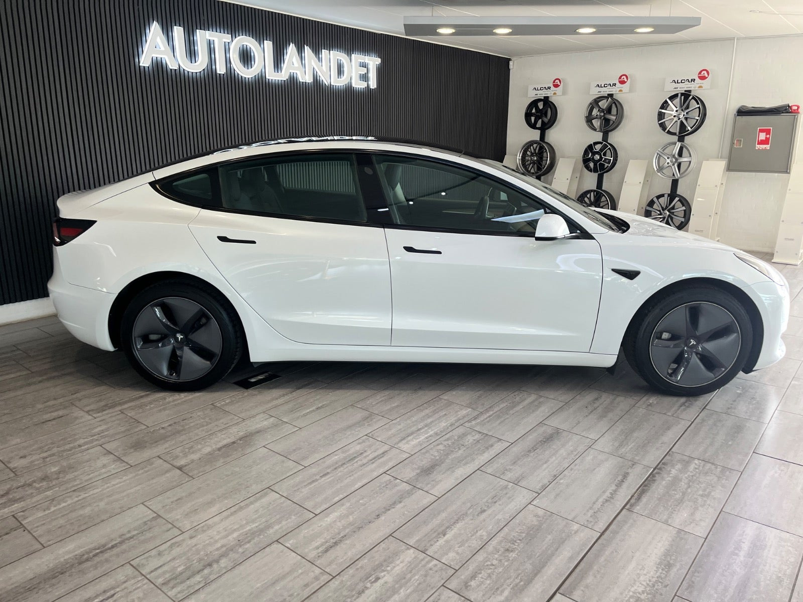 Hvid Tesla Model 3 fra 2023