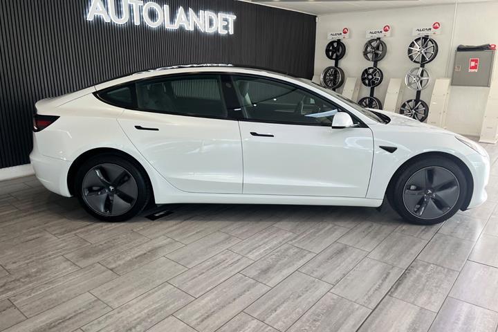 Hvid Tesla Model 3 fra 2023