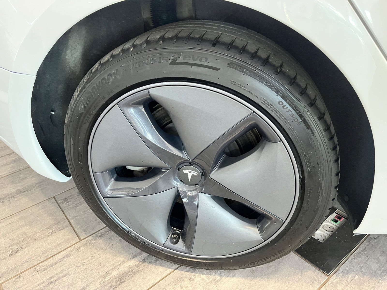Hvid Tesla Model 3 fra 2023