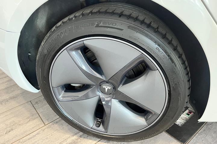 Hvid Tesla Model 3 fra 2023