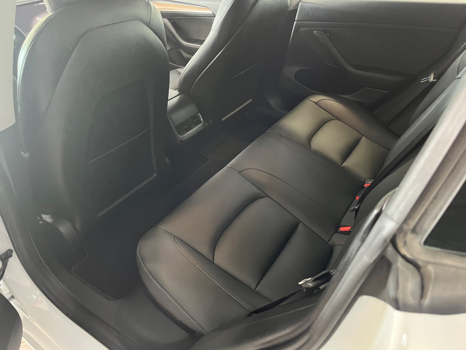 Hvid Tesla Model 3 fra 2023