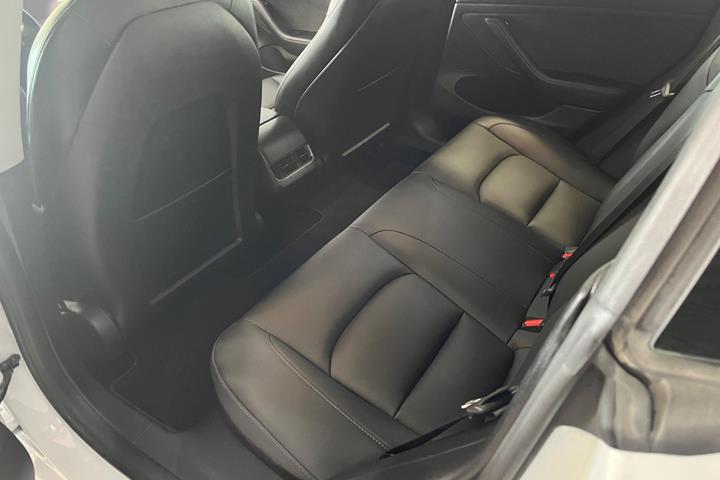 Hvid Tesla Model 3 fra 2023