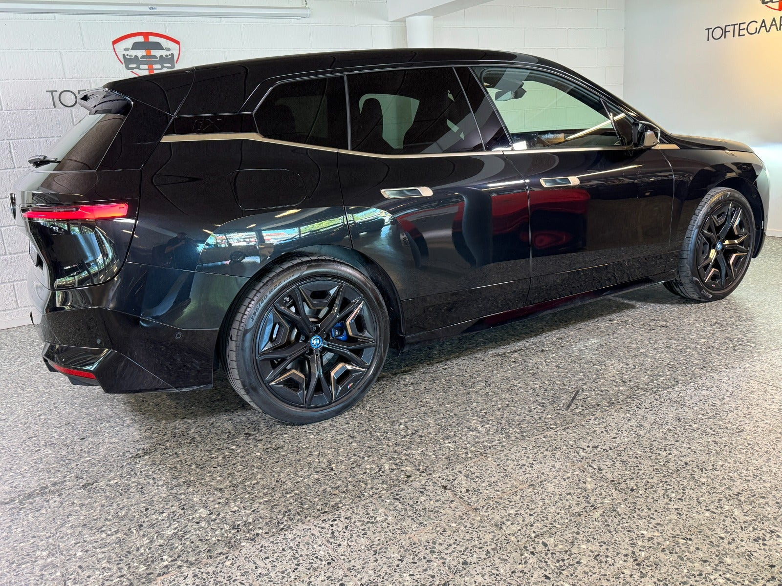 Sort BMW iX fra 2023