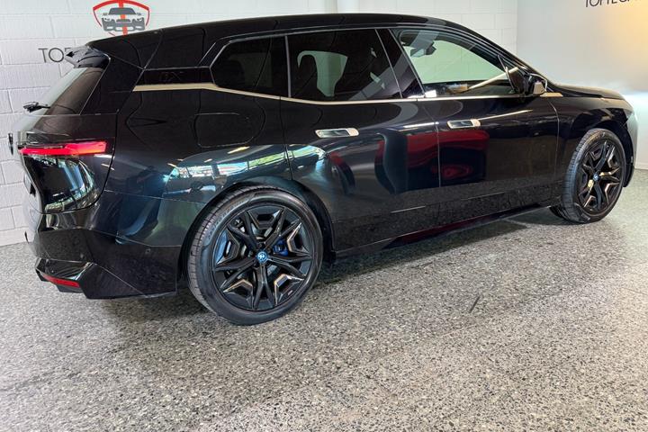 Sort BMW iX fra 2023