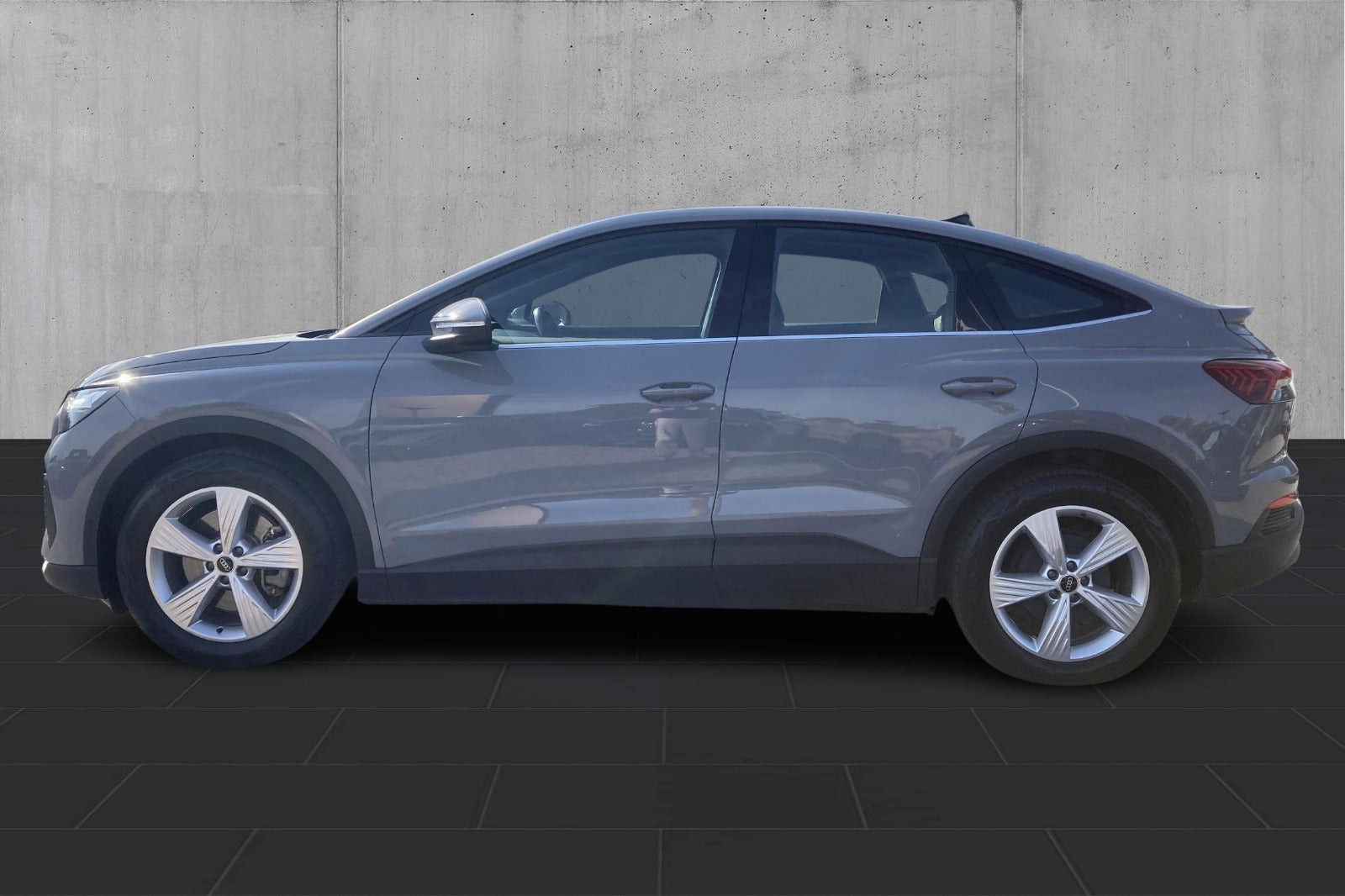 Grå Audi Q4 e-tron fra 2023