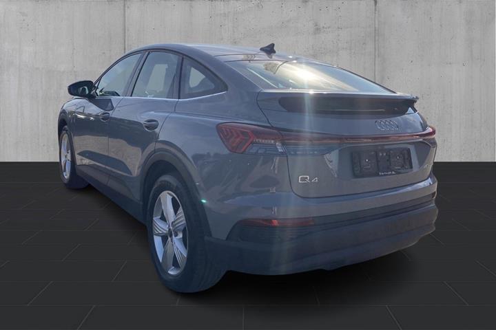 Grå Audi Q4 e-tron fra 2023