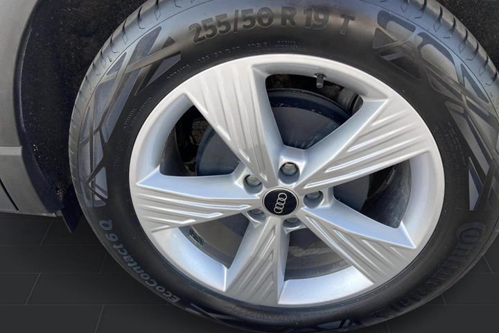 Grå Audi Q4 e-tron fra 2023