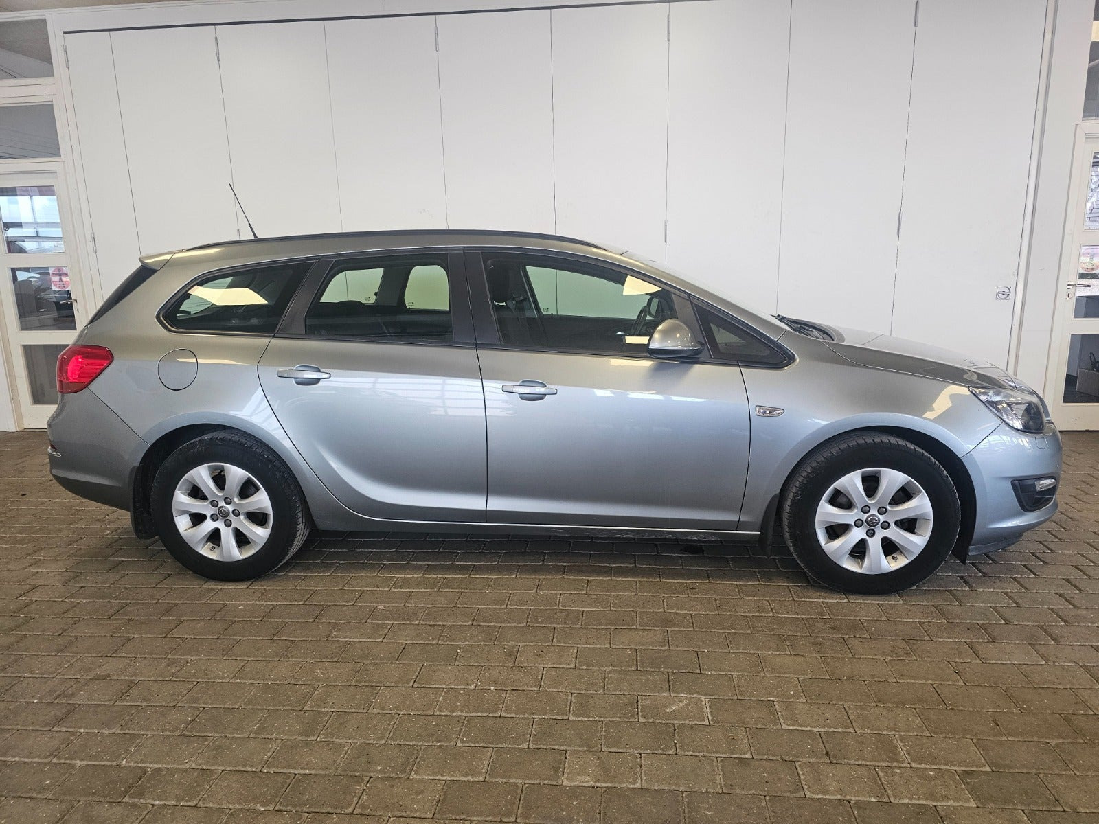 Sølv Opel Astra fra 2015