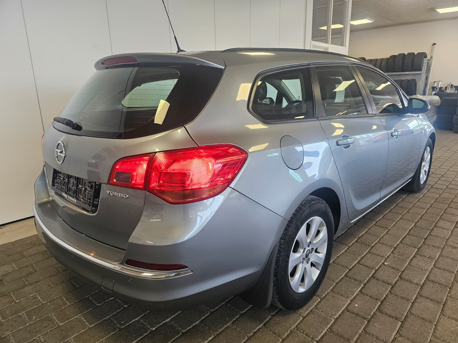 Sølv Opel Astra fra 2015