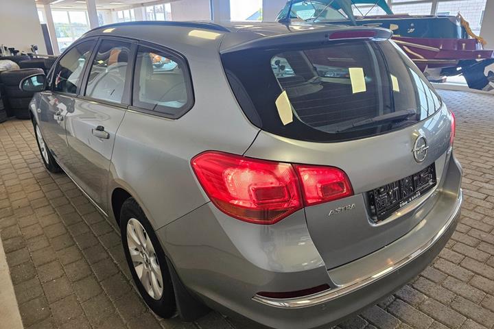 Sølv Opel Astra fra 2015