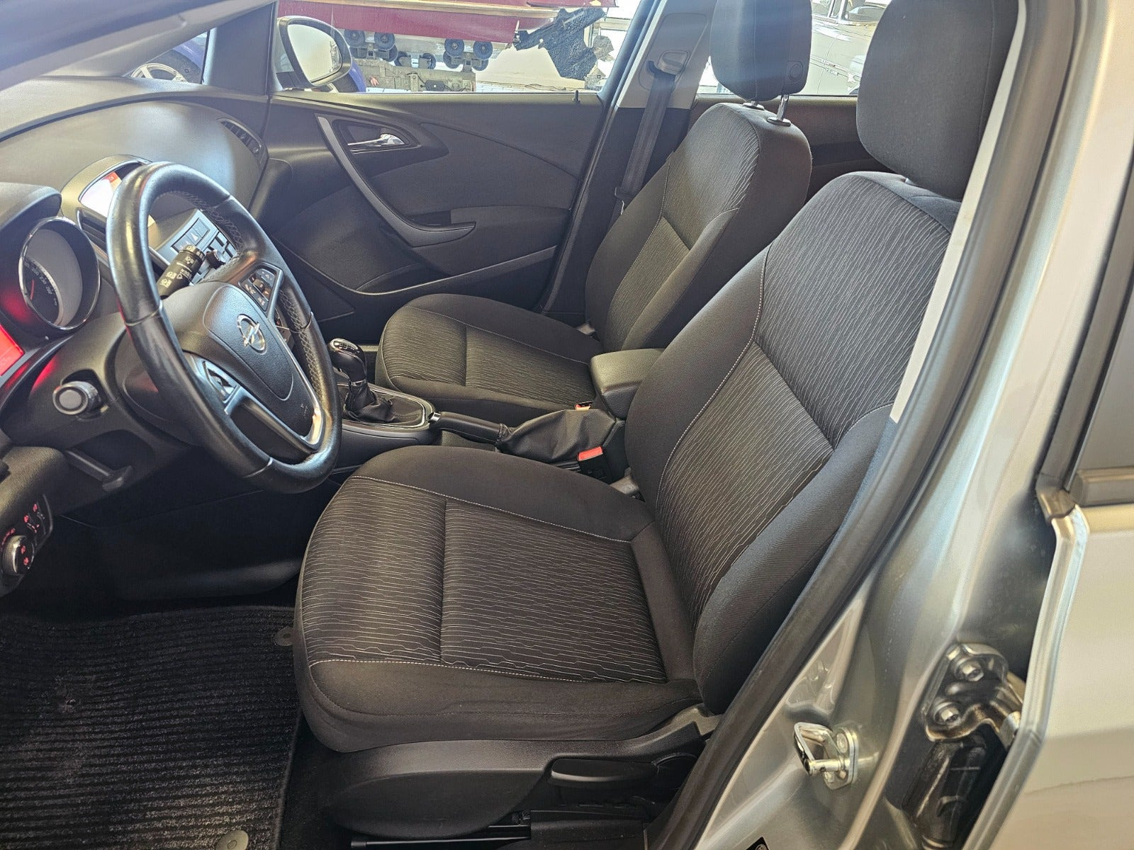 Sølv Opel Astra fra 2015